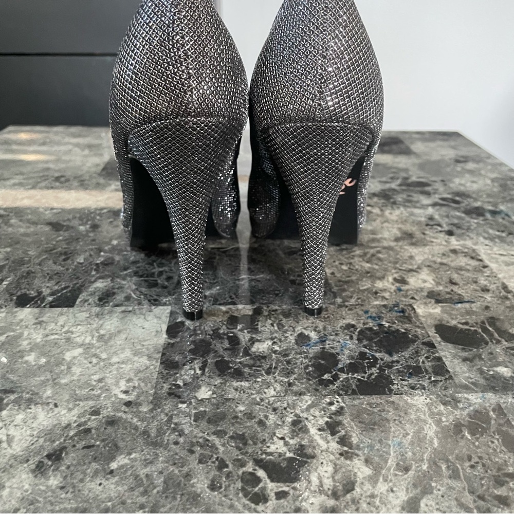 Le Chateau Elegant Silver Women's Heels - Picture 4 of 8
